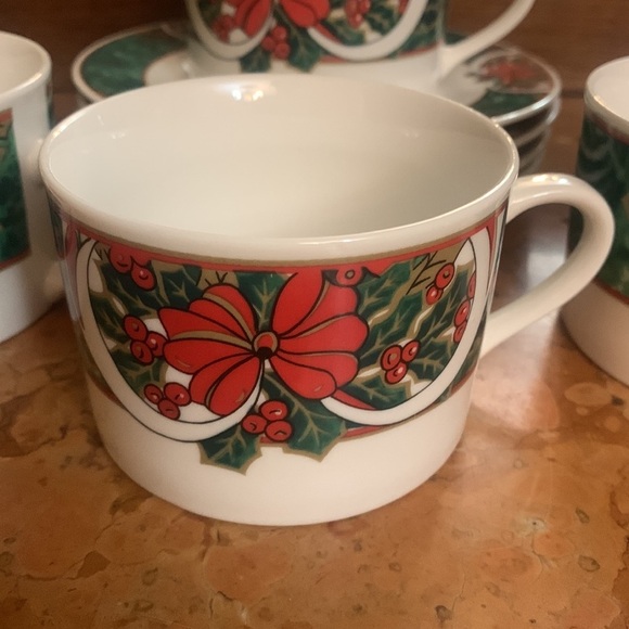 Vintage Gibson Everyday Christmas Cup & Saucer set of 4 Marble Holly - Picture 2 of 6